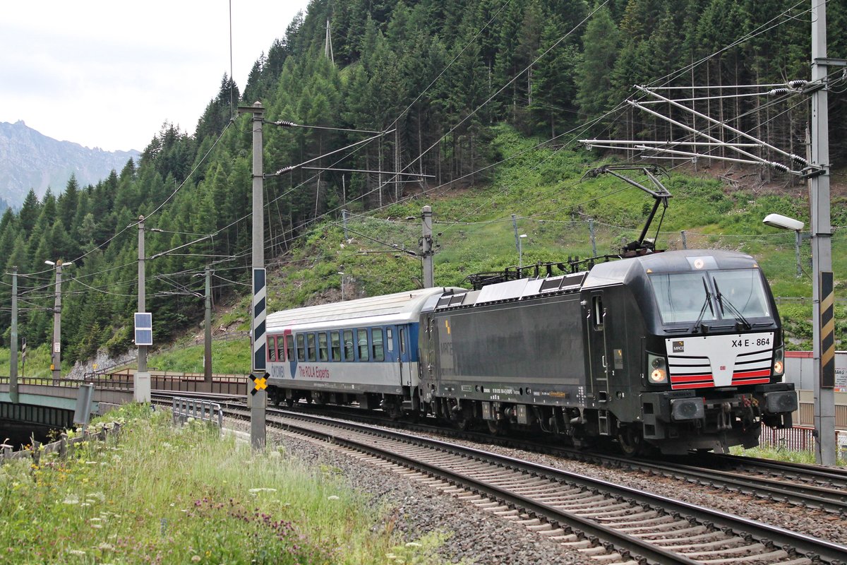 Nachdem am 04.07.2018 alle LKW-Fahrer den Begleitwagen im RoLa-Terminal verlassen hatten, fuhr MRCE/ÖBB X4 E-864 (193 864-6) mit dem Begleitwagen aus dem Terminal raus zum ehemaligen Bahnhof Brennersee, wo der Wagen von innen gereinigt wurde.