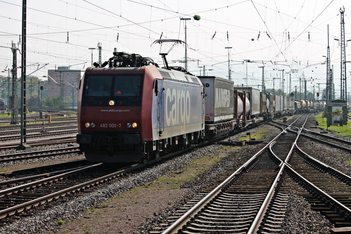 Nachdem am 04.10.2014 die Re 482 000-7  Köln  einen Containerzug zum Rangierbahnhof Muttenz gebracht hatte, fuhr sie nun zum zweiten Mal mit einem neuen Containerzug in Richtung Norden durch den Badischen Bahnhof von Basel.