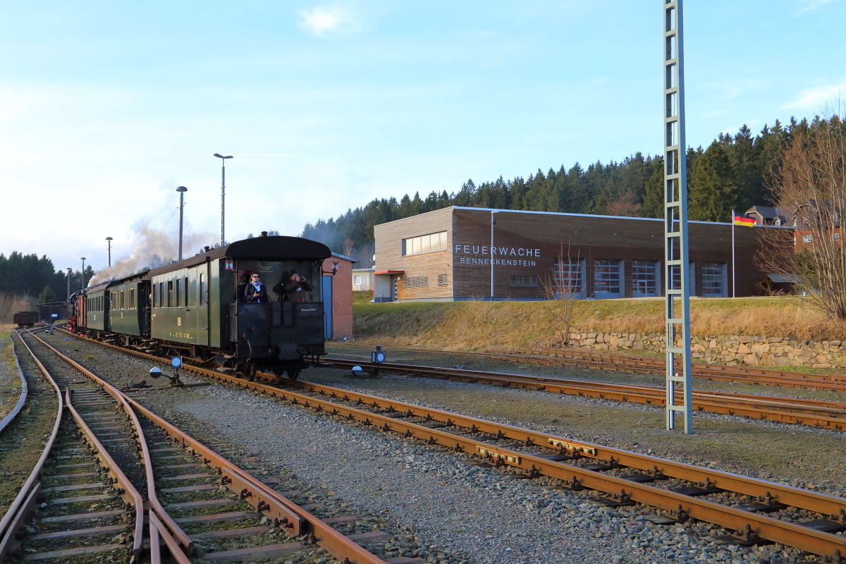 Nachdem am 06.02.2016 ein Planzug den Bahnhof Benneckenstein passiert hat und die Zugumbildungsarbeiten mit dem Fotogüterzug abgeschlossen sind, drückt 99 6001 ihren IG HSB-Sonderzugzug 2 in den Bahnhof, um die Fahrgäste wieder zur Rückfahrt nach Wernigerode einsteigen zu lassen. Auf der Wagenplattform die Zugführerin der HSB  und unser IG-Reiseleiter, Herr Schwarzbach.