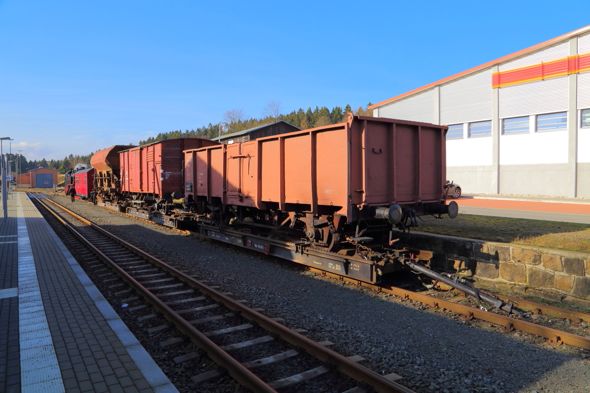 Nachdem am 06.02.2016 nun alle drei IG HSB-Sonderzüge den Bahnhof Benneckenstein erreicht haben und Sonderzug 1 zur Vorbereitung der Veranstaltung am nächsten Tag nach Gernrode weitergedampft ist, beginnt 99 222 hier gerade mit der Umstellung des Fotogüterzuges für die Rückfahrt nach Wernigerode. Die Lok hat bereits umgesetzt und wird zuerst den Begleitwagen auf das Nachbargleis verbringen, da dieser am Zugende laufen muß. Danach wird die gleiche Aktion mit den Rollwagen durchgeführt.