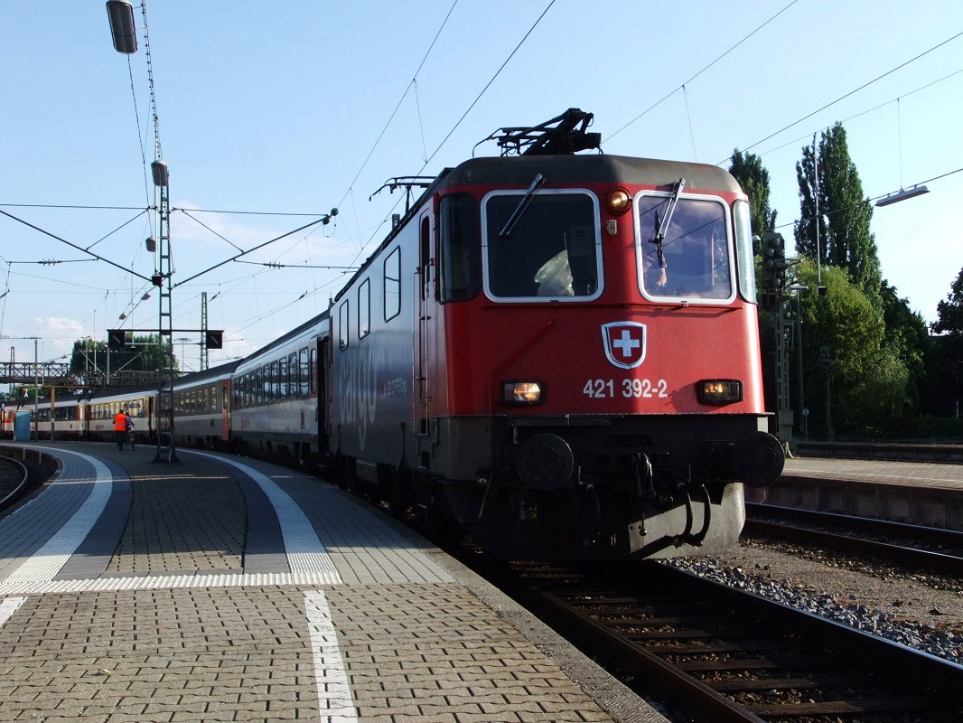 Nachdem am 10.08.2013 218 426 und 218 400 den EC 192 von Mnchen nach Lindau gebracht haben, setzte 421 392 mit 2 Verstrkerwagen an den Zug an, um ihn wenig spter nach Zrich zu bringen. Da die 421 noch zustzlich 2 Verstrkerwagen an den Zug setzte, hatte der EC eine nicht alltgliche Wagenreihung: B-B-A-A-W-B-B-B-B