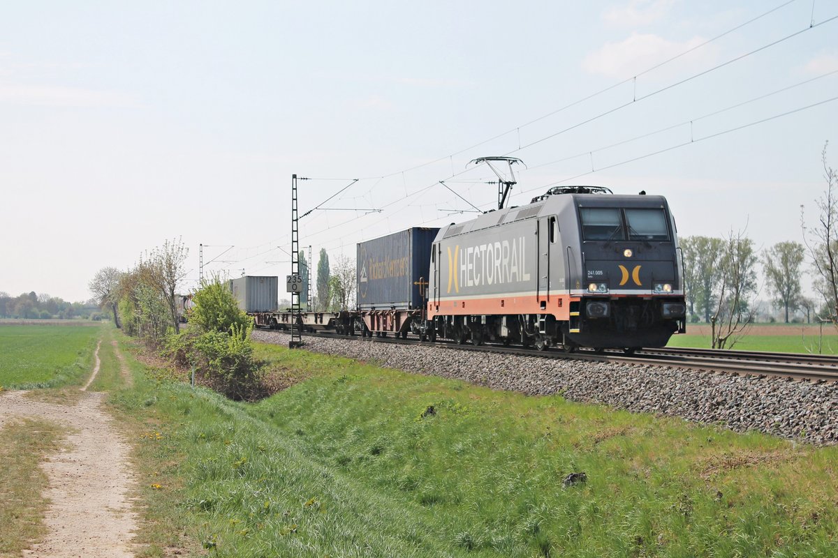 Nachdem am 11.04.2017 die 241.005  Solo  ihren Containerzug in Basel Bad Rbf abgegeben hatte, fuhr sie direkt mit dem Gegenzug wieder zurück nach Krefeld-Linn. Hier fuhr sie zum zweiten mal am Tag wieder an Hügelheim vorbei gen Norden.