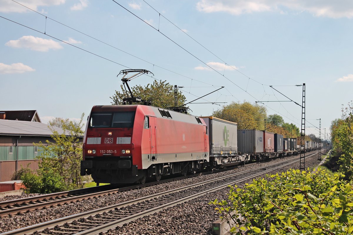 Nachdem am 13.04.2017 die 152 053-5 ihren KLV in der Schweiz abgeliefert hatte, bespannte sie direkt im Anschluss wieder einen bunten KLV in RIchutng Norden, als sie südlich von Heitersheim nun in Richtung Freiburg (Breisgau) fuhr.
