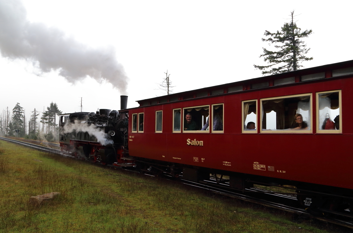 Nachdem am 17.10.2014 zwei Planzüge passiert haben, schiebt jetzt 99 5906 ihren IG HSB-Sonderzug an der Ausweichstelle  Goetheweg  (Brockenbahn) aus dem Stich- zurück auf das Streckengleis, um daraufhin ihre Talfahrt nach Drei Annen Hohne fortzusetzen.