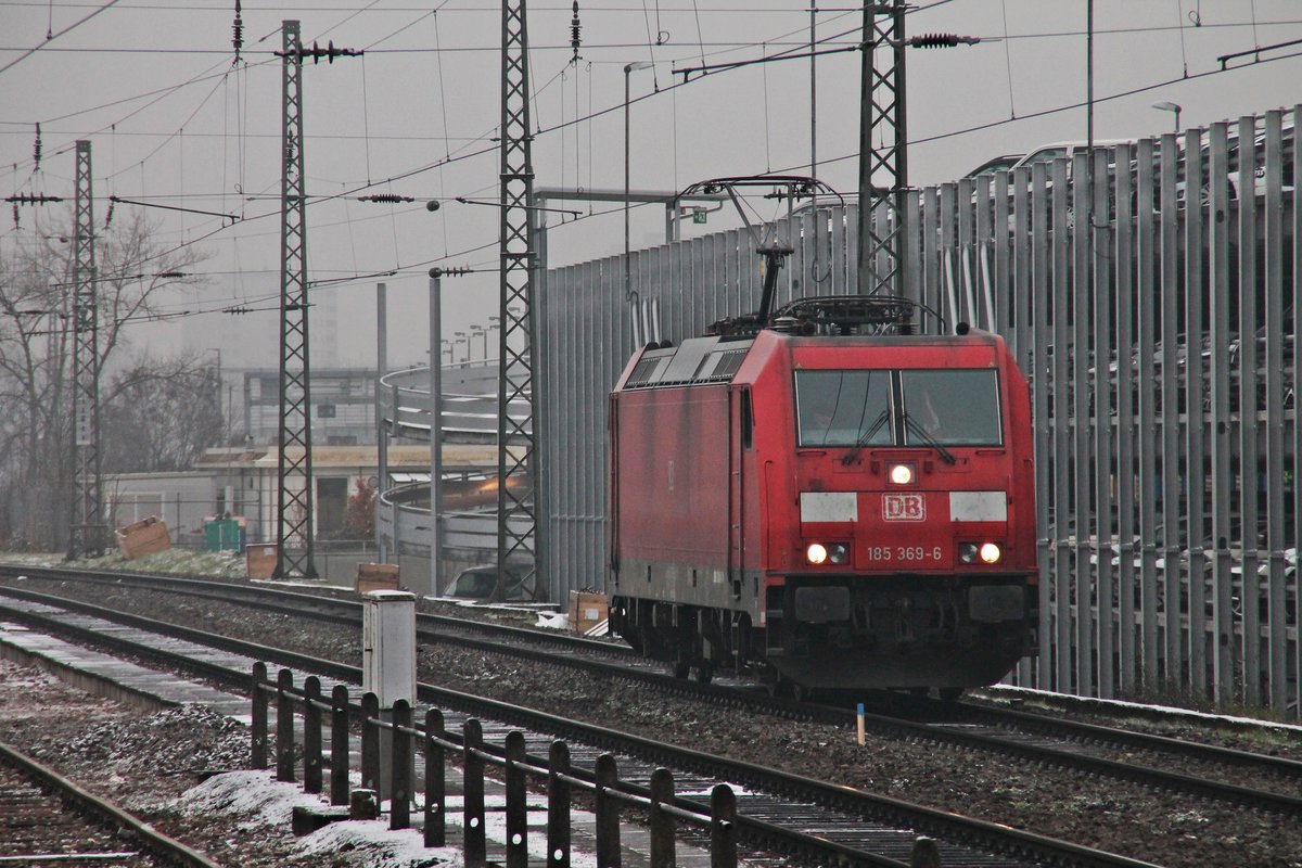Nachdem am 20.01.2016 die 185 369-6 einen gemischten Güterzug aus Mannheim Rbf in den Rangierbahnhof von Muttenz gebracht hatte, fuhr sie nun als Lokzug erneut durch den Badischen Bahnhof von Basel in Richtung Basel Bad Rbf, um später im BW Haltingen abgestellt zu werden.
