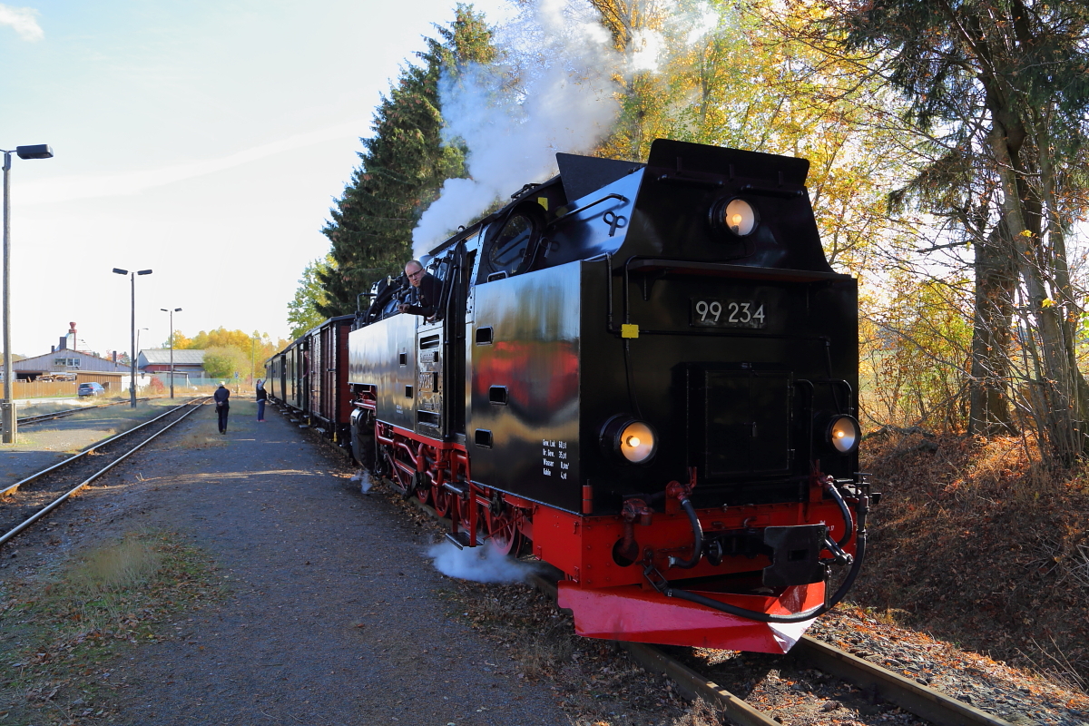 Nachdem am 20.10.2018 zwei Plantriebwagen den Bahnhof Stiege passiert haben, ist die Strecke nun frei, sodaß 99 234 mit ihrem IG HSB-Sonder-PmG zur Fotofahrt durch die allseits bekannte Wendeschleife starten kann.