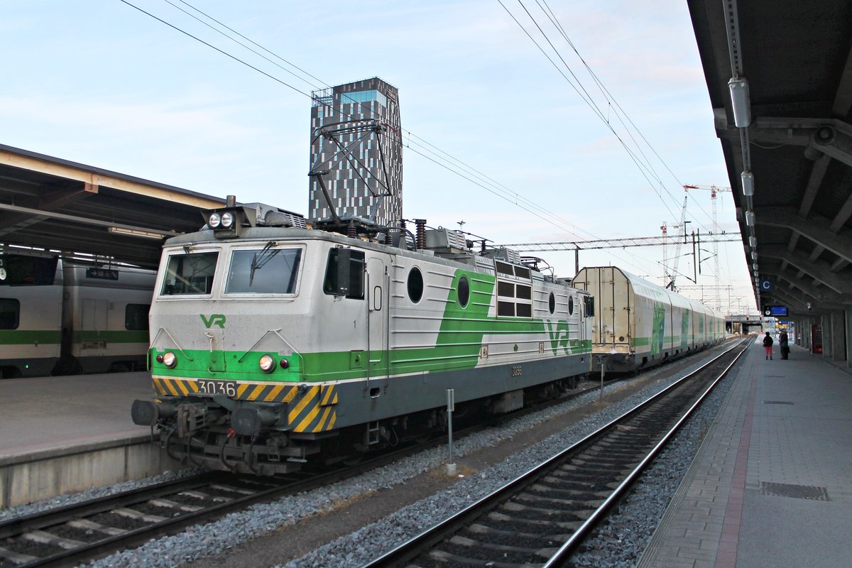 Nachdem am Abend des 10.07.2019 die Sr1 3036 die drei Autotransportwagen (Bauart Gd) von der Verladrampe am Ende von Bahnsteig 1 auf Gleis 2 im Bahnhof von Tampere rangiert hatte, fuhr sie nun wieder ohne Anhang in Richtung nördliches Vorfeld.