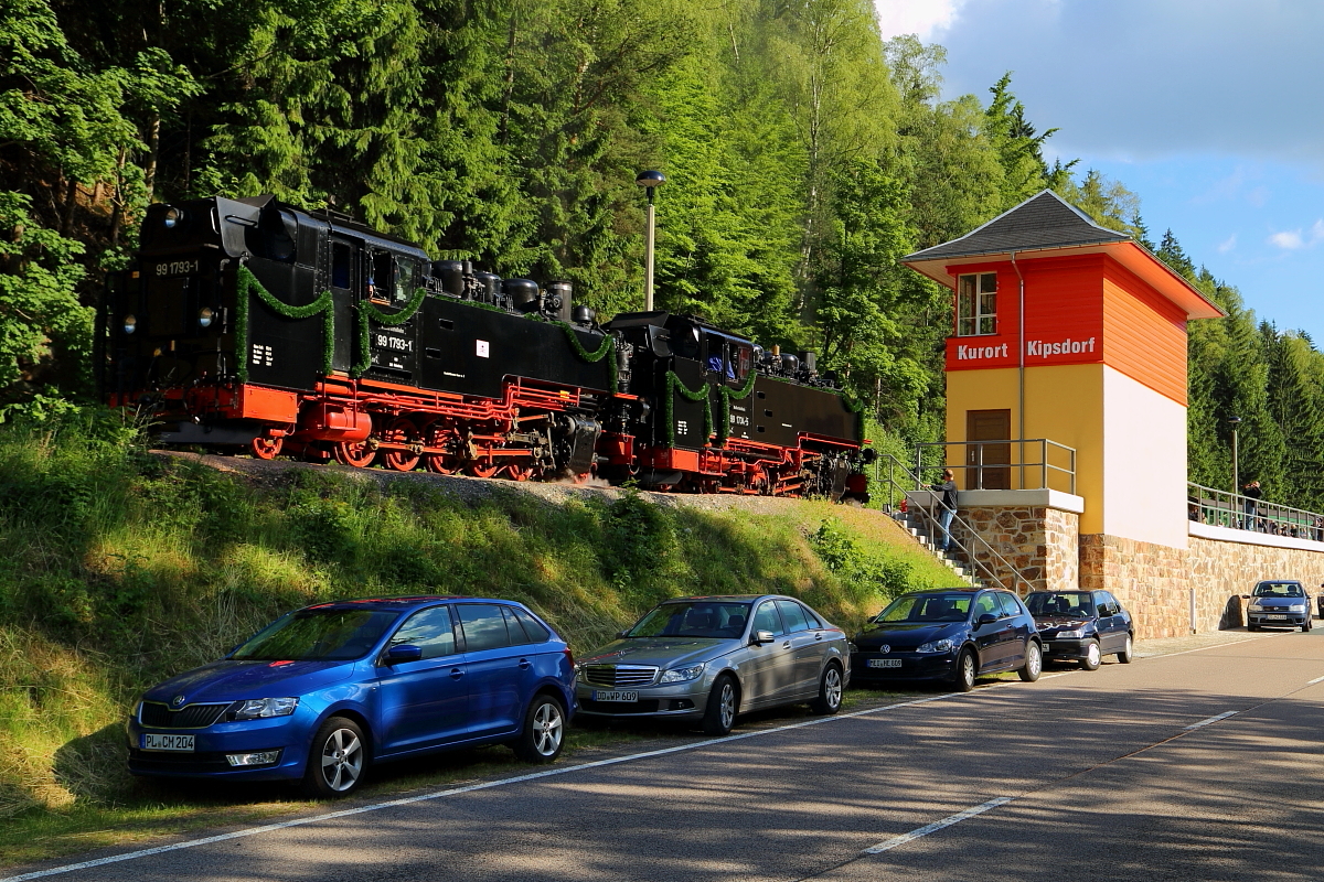 Nachdem am Abend des 17.06.2017 im Kipsdorfer Bahnhof die Weiche gestellt ist, fahren 99 1793 und 99 1734 nun an P 6007 heran, um ihn kurz darauf zurück nach Freital-Hainsberg zu bringen.