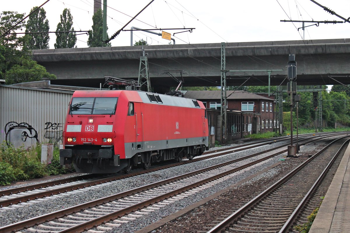 Nachdem am Abend des 18.07.2019 die 152 143-4 ihren Containerzug im Hamburger Hafen abgeliefert hatte, fuhr sie nun als Lokzug erneut durch den Bahnhof von Hamburg Harburg, diesmal aber in Richtung Rangierbahnhof Maschen.