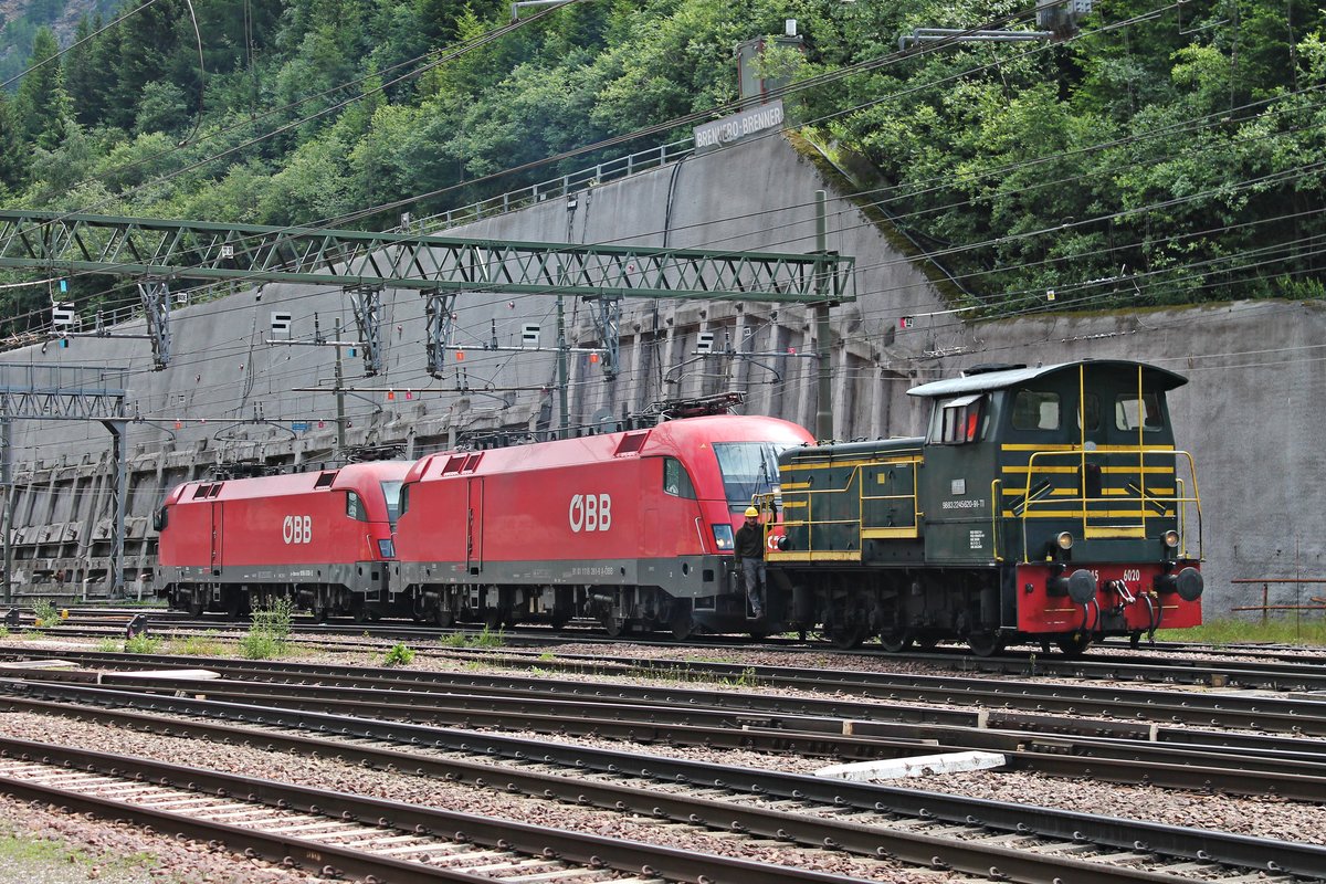 Nachdem am Morgen des 04.07.2018 die 1116 261 zusammen mit 1016 038 einen KLV nach Brennero brachten, zog die D245 6020 die zwei Stiere von ihrem Zug ab, um sie gleich weider zurück nach Österreich zu schieben.