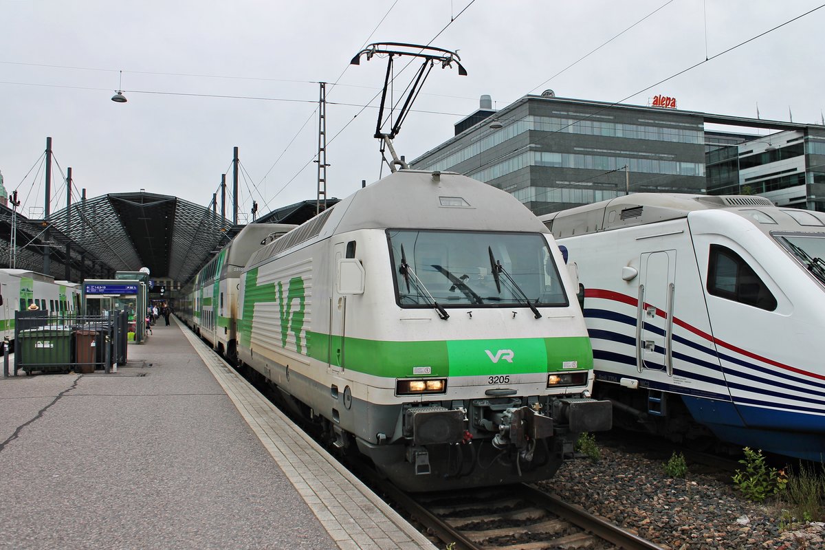 Nachdem am Morgen des 08.07.2019 die Sr2 3205 mit ihrem InterCity im Hauptbhanhof von Helsinki auf Gleis 8 ankam, steht sie nun als Leerzug bereit um in die Abstellung zu fahren.