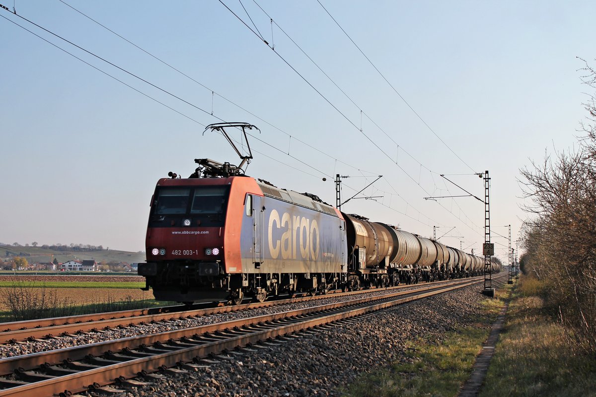 Nachdem am Nachmittag des 02.04.2020 die Re 482 003-1 ihren Containerzug in Basel SBB RB abgegeben hatte, fuhr sie nun am Abend mit ihrem leeren Kesselzug (Basel SBB RB - Hamburg Hohe Schaar) nördlich von Hügelheim erneut durchs Rheintal in Richtung Freiburg (Breisgau).