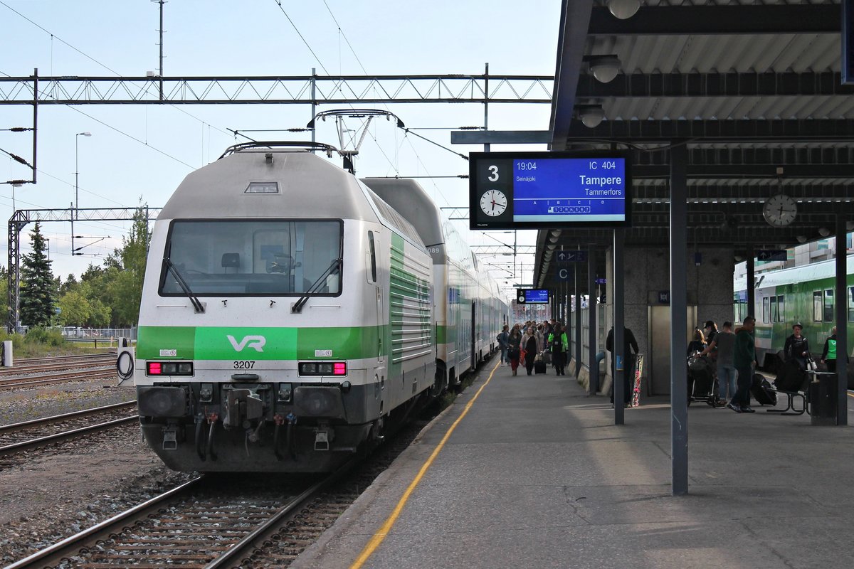 Nachdem am Nachmittag des 08.07.2019 die Sr2 3207 mit ihrem IC 125 aus Helsinki im Endbahnhof Oulu angekommen ist, steht sie nun als IC 404 nach Tampere wieder bereit zur Abfahrt in Richtung Süden.