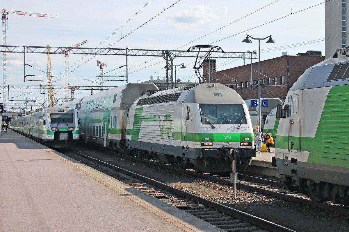 Nachdem am Nachmittag des 10.07.2019 die Sr2 3236 mit ihrem InterCity auf Gleis 3 im Bahnhof von Tampere angekommen ist, wartete sie nun darauf ihren Zug in die Abstellung zu bringen. Links daneben steht Sm3 7614 (7 000 014-1) als S 146 (Tampere - Helsinki) und wartete auf die Ausfahrt.