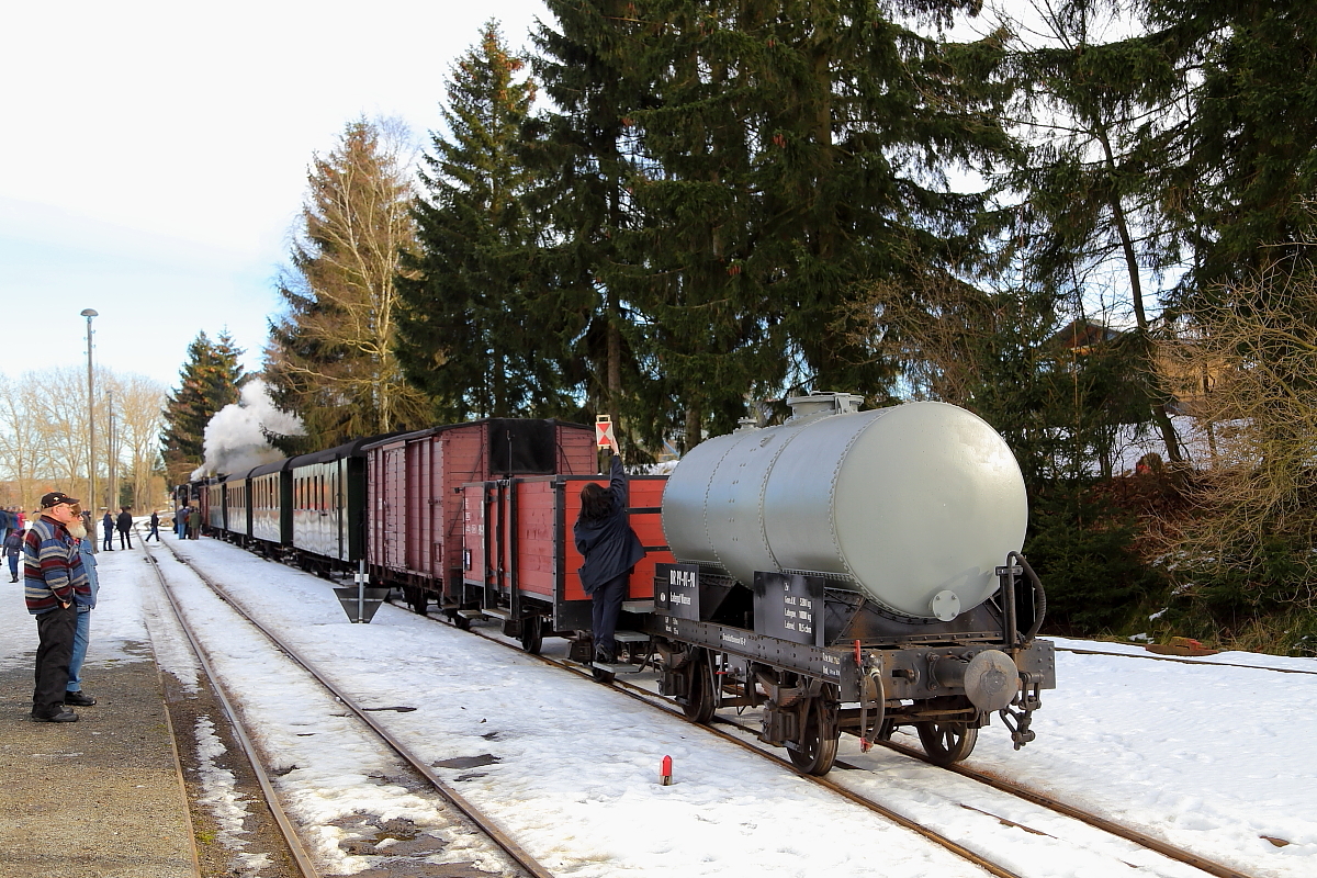 Nachdem am Nachmittag des 14.02.2015 der IG HSB-Sonder-PmG im Bahnhof Hasselfelde, bereit zur Rückfahrt nach Gernrode ist, werden von der Zugführerin noch die Schlußsignale angebracht.