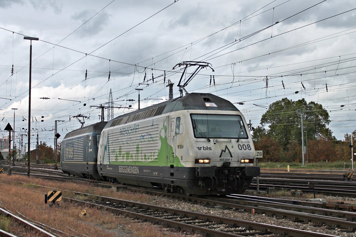 Nachdem am Nachmittag des 25.09.2019 die Re 465 008-1  Patenschaft Berggemeinden  zusammen mit der Re 465 011-5  Wisenberg  ihren Containerzug in Basel Bad Rbf abgeliefert haben, fuhren sie als Lokzug wieder in den Badischen Bahnhof von Basel, um dort abgestellt zu werden.