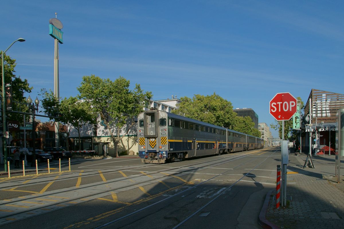Nachdem Amtraks Zug 715 den Endbahnhof in Oakland am 25.5.2019 erreicht hat, wurde der Zug von F59PH 2007 in die Abstellanlage geschoben. Dabei wurde der Embarcadero West in Straßenlage befahren.