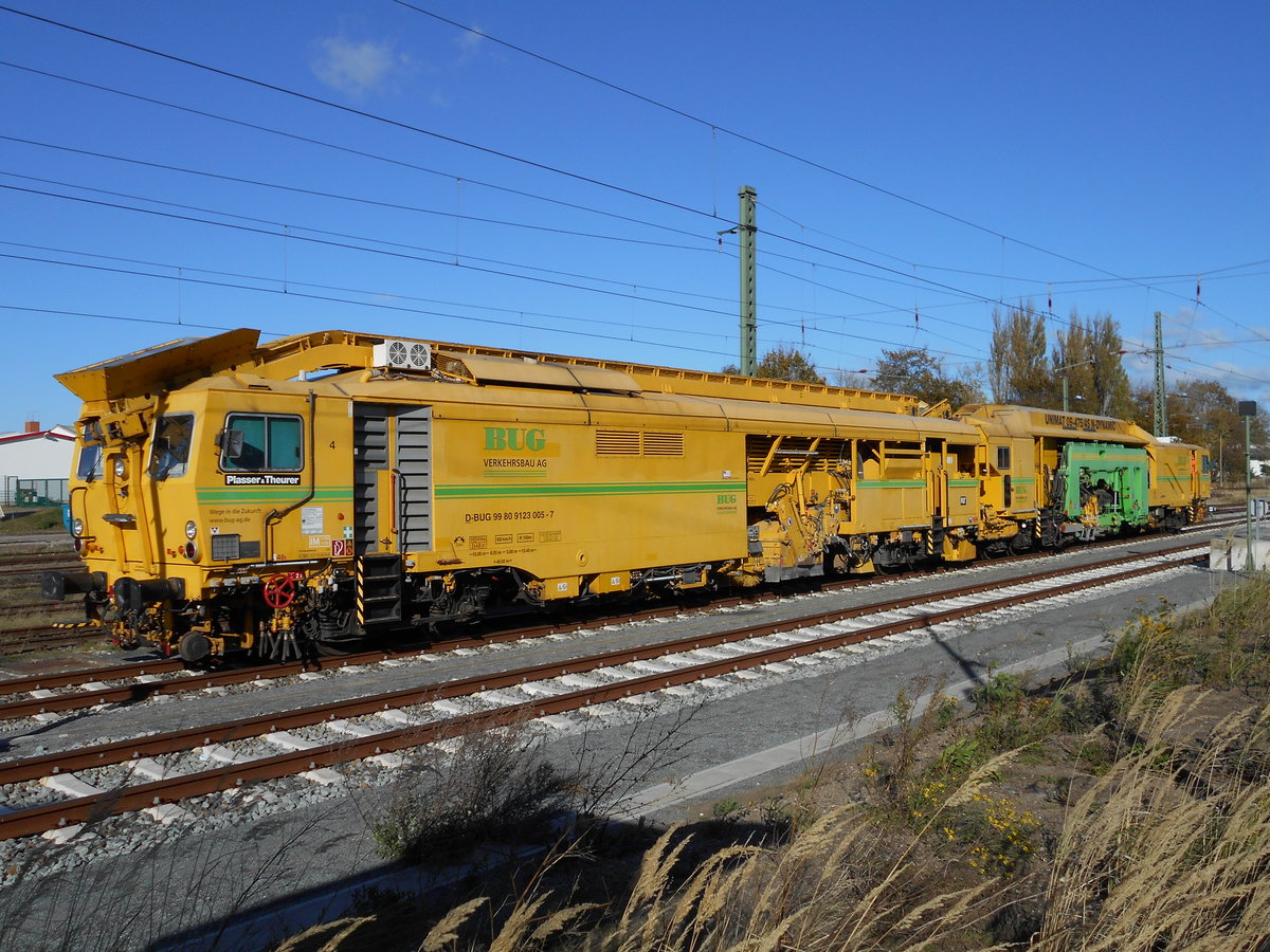Nachdem die Arbeiten an der Fahrleitung in Bergen/Rügen fast beendet sind,kommen jetzt die Arbeiten an den Gleisen in Samtens,Bergen und Lietzow.Zum Einsatz kommt diese Gleisstopfmaschine die,am 24.Oktober 2018,in Bergen/Rügen stand.