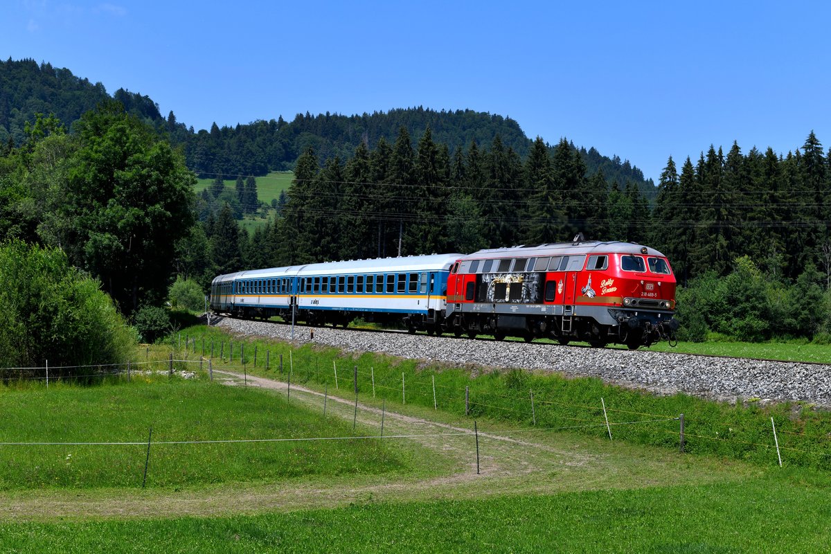Nachdem die auf der Strecke Immenstadt - Oberstdorf vor den Alex-Zügen eingesetzte SVG 2143 Anfang des Jahres dauerhaft defekt wurde, musste sich der Betreiber Netinera nach Alternativen umsehen, da der Bestand an eigenen ER 20 für die Bespannung nicht ausreichte. Fündig wurde man bei Railsystem RP. Die Firma aus Gotha stellt nun Loks der Baureihe 218 für den Einsatz im Illertal bereit. Im Sommer 2018 war für einige Wochen die 218 469 im Oberallgäu unterwegs, mit ihrer Lackierung und der Bezeichnung  Betty Boom  die auffälligste Lok im Bestand von RP. Am 01. Juli 2018 konnte ich diese Maschine vor dem ALX 84156 bei Oberstdorf kurz vor Erreichen des Endbahnhofes fotografieren.    