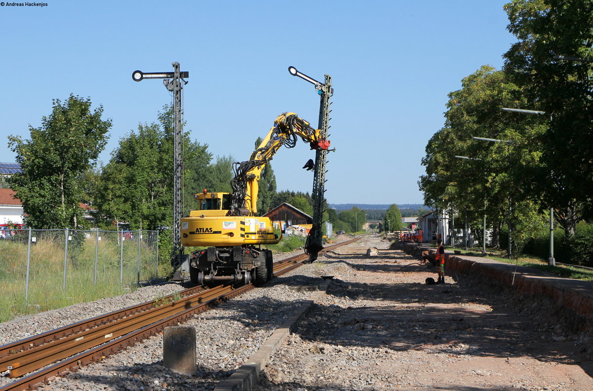 Nachdem die Ausfahrsignale im nördlichen Bahnhofskopf verschwunden sind, geht es dem Asig N1 als nächstes an den Kragen, Löffingen 31.7.18