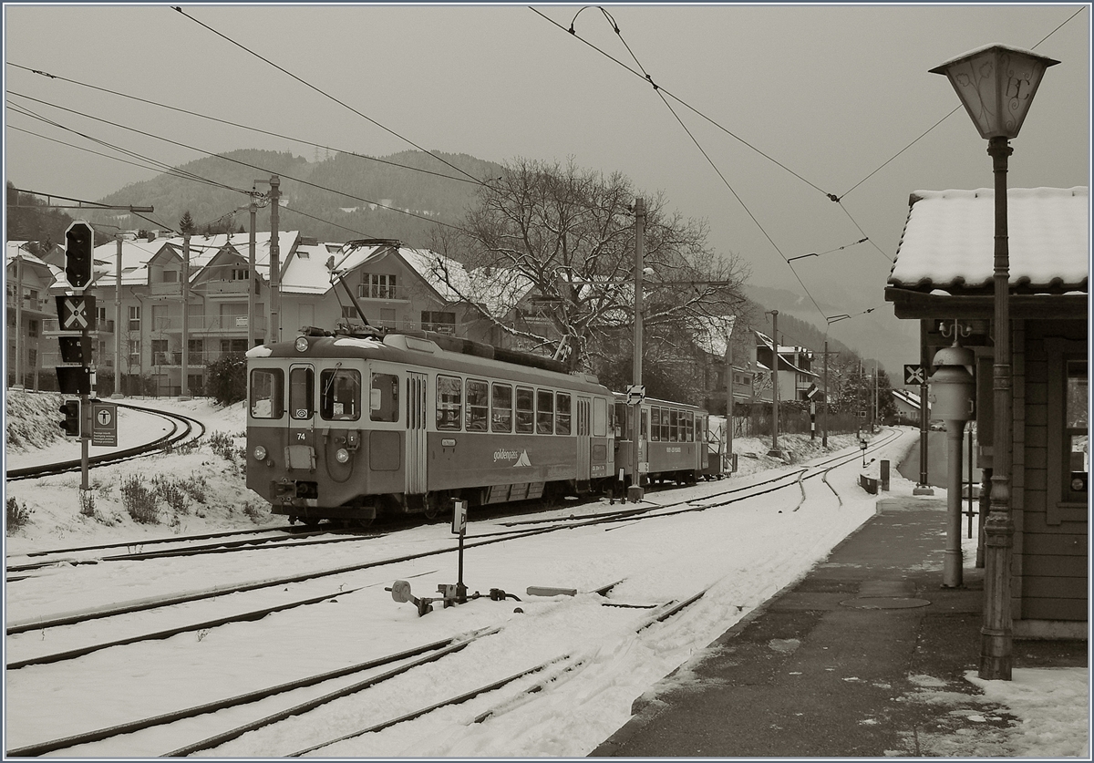 Nachdem der BDeh 2/4 74 und sein Bt 222 die Festtage in Vevey verbrachten, steht der Zug, aufgebügelt, wieder in Blonay. 
10. Jan. 2017