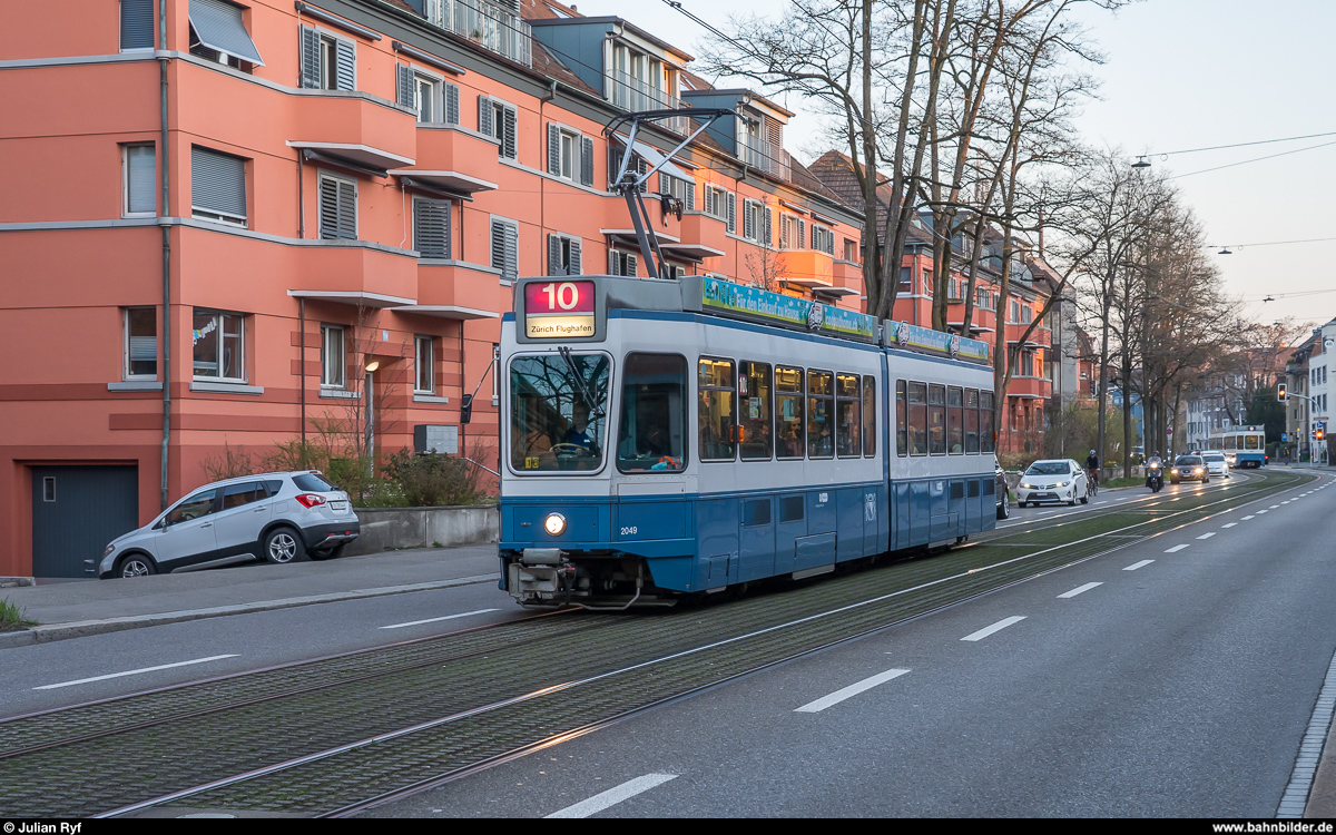Nachdem bei einem Cobra-Tram der VBZ Risse in einer Gelenkstange gefunden wurden, mussten zwischen dem 21. März und dem 1. April 2019 sämtliche 88 Fahrzeuge überprüft werden. Als Sofortmassnahme bis zum Abschluss der Überprüfung wurde zudem die Höchstgeschwindigkeit der Cobras vorübergehend auf 40 km/h gesenkt. Damit die verminderte Vmax nicht zu allzugrossen Problemen im Fahrplan führte, wurden die Cobras auf den  schnellen  Linien durch Tram 2000 ersetzt - so auch auf den Linien 10 und 12 der Glatttalbahn, wo im Normalfall ausschliesslich Cobras im weissen VBG-Kleid zum Einsatz kommen.<br>
Am 29. März 2019 ist Tram 2000 Be 4/6 2049 auf der VBG-Linie 10 zum Flughafen unterwegs in der Winterthurerstrasse.