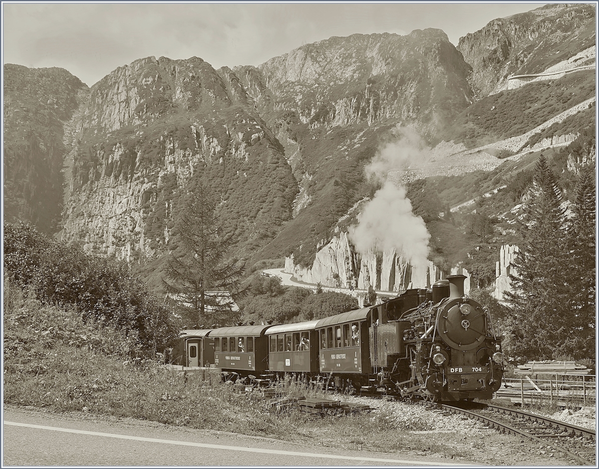 Nachdem das Bild der BFD HG 3/4 N° 3 Anklang fand, hier noch ein weiters auf  alt  getrimmtes Dampflokbild, diesmal wurde auch die Hochspannungsleitung über die Grimsel  entfernt :
 Wir feiern unsere neue Lok HG 4/4 704  und so wurde der Stargast nicht nur bewundert, sondern musste auch was tun, z.B. den Festtagszug Gletsch - Furka (und zurück) bespannen, hier zu sehen bei der Ausfahrt in Gletsch. Standort: am Strassenrand neben dem Andreaskreuz.

31. August 2019