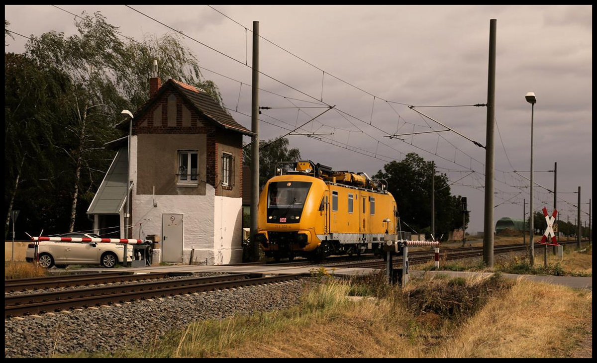 Nachdem DB 711102-4 lange im Ausweichgleis hatte warten müssen, passierte er endlich am 26.8.2020 um 11.43 Uhr den Schrankenposten bei Braschwitz in Richtung Halle an der Saale.