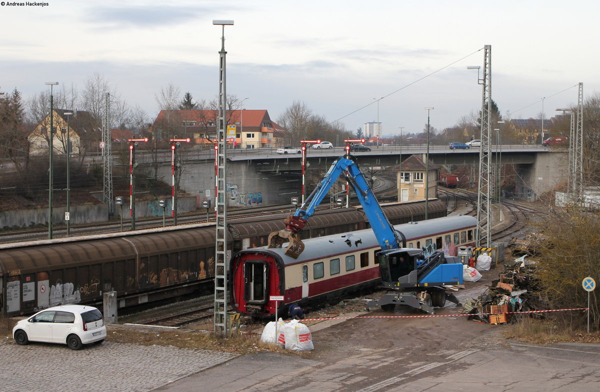 Nachdem die Drehgestelle von 901 304 beiseite geräumt waren, wurde es für 901 115 und 901 401 Ernst, Villingen 14.01.20