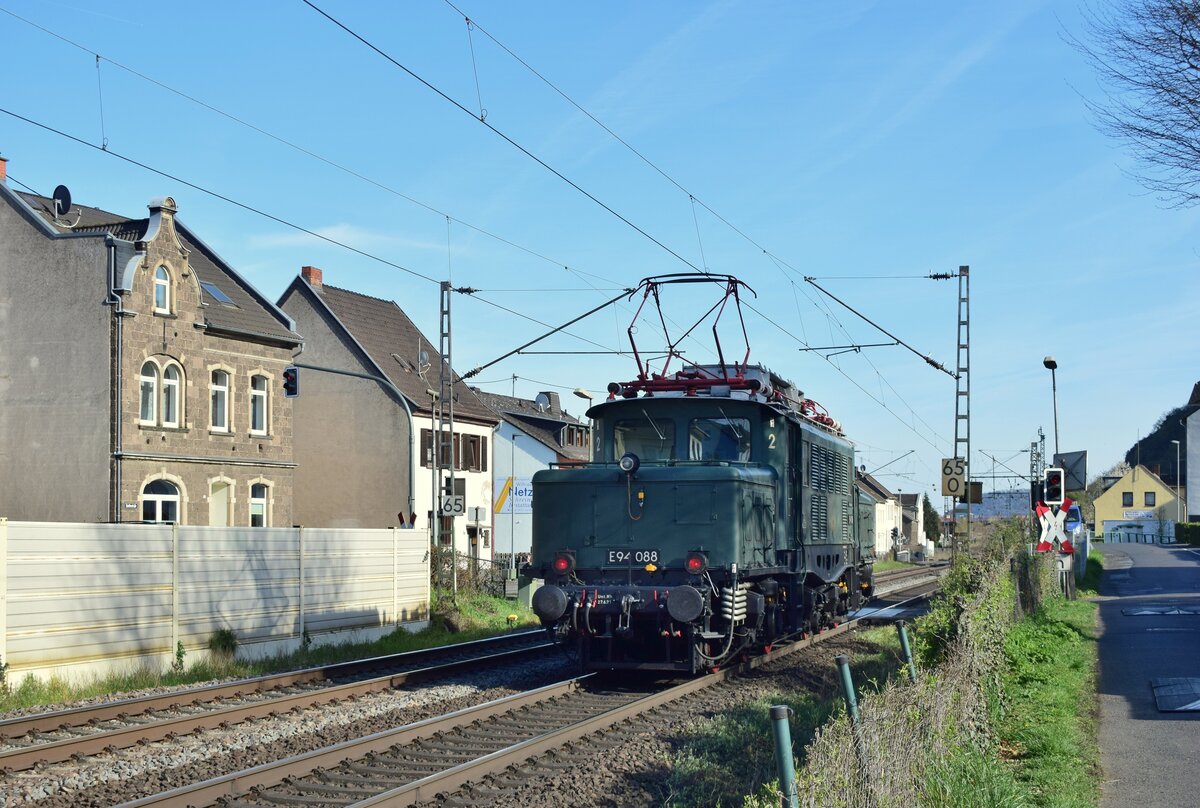Nachdem E94 088 ihren Zug zuverlässig nach Köln Eifeltor gebracht hat fuhr sie Lz wieder zurück nach Karlsruhe. Hier durchfährt sie gerade Brohl.

Brohl 11.04.2022