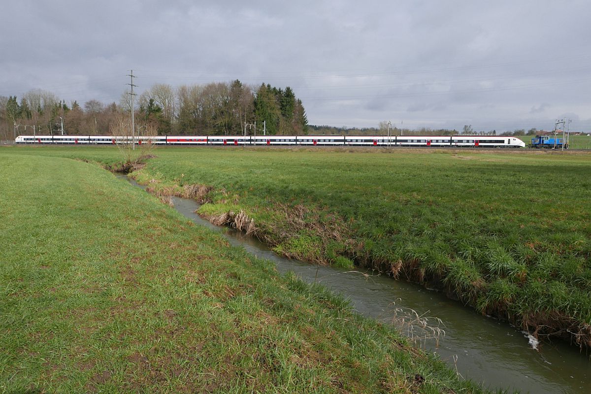 Nachdem Eea 936 133 am 29.03.2018 den RABe 501 005 aus der Halle des Stadler-Werkes in Erlen gezogen hatte wurde dieser bis fast ans Ende des Werksgleises gezogen.