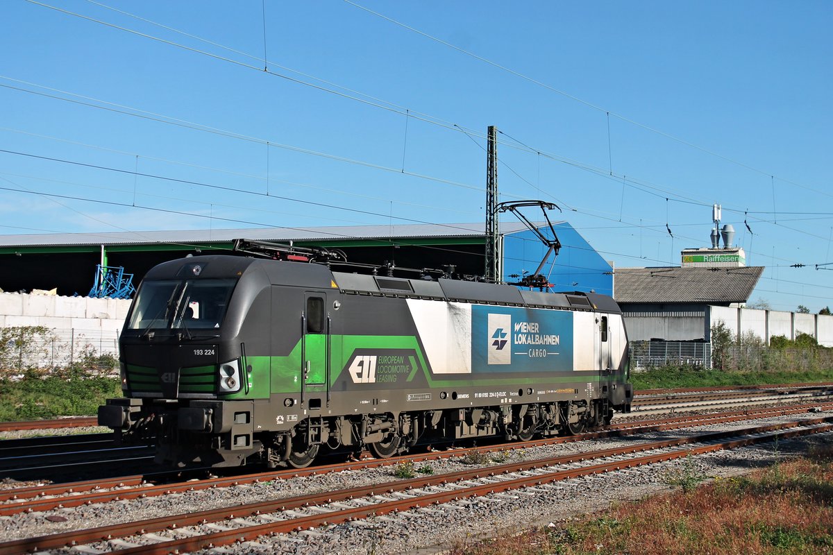 Nachdem die ELL/WLC 193 224 am 13.10.2017 ihren Zuckerrübenug in Basel Bad Rbf abgeliefert hatte, tifft sie nun als Lokzug im Bahnhof von Efringen Kirchen ein, wo sie abgestellt wurde und auf die nächste Leistung wartete.