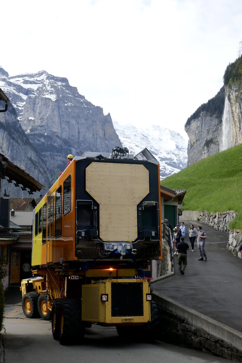 Nachdem diese enge Stelle passiert hat man einen schönen Ausblick auf den Staubbachfall sowie das Tal am 13.5.24 in Lauterbrunnen.