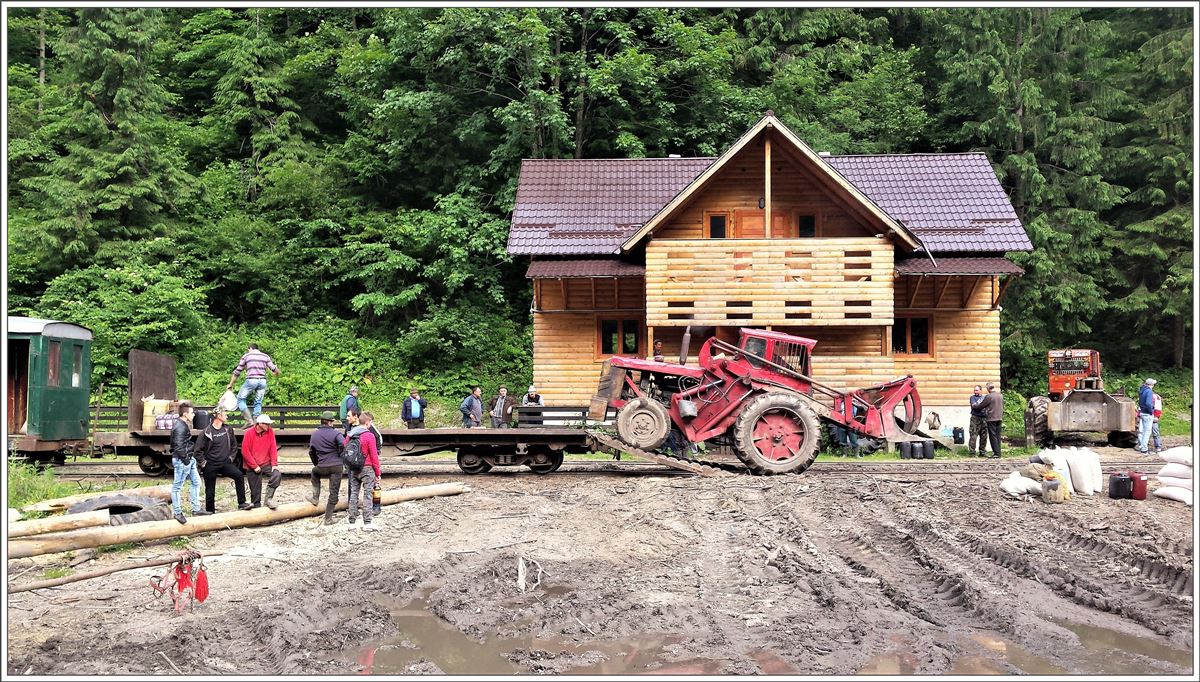Nachdem er einen Motor abgeladen hat, kehrt der Bagger auf den Flachwagen zurück. (12.06.2017)