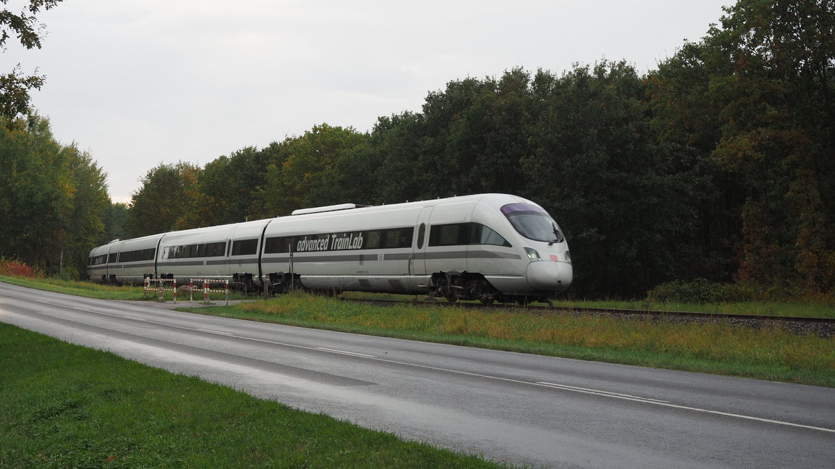 Nachdem es im leicht verregneten Neustrelitz besucht werden konnte, machte sich das Advanced Trainlab (ICE TD 605 017) via Hafenbahn Neustrelitz zu seinem eigentlichen Ziel, Meyenburg, auf.
Grund des Besuchs des ICE's (ca. 2h Dauer) waren danach stattfindende Testfahrten in der Prignitz.
Hier zu sehen auf der KBS 173 südlich von Neustrelitz.

Neustrelitz, der 13.10.2019