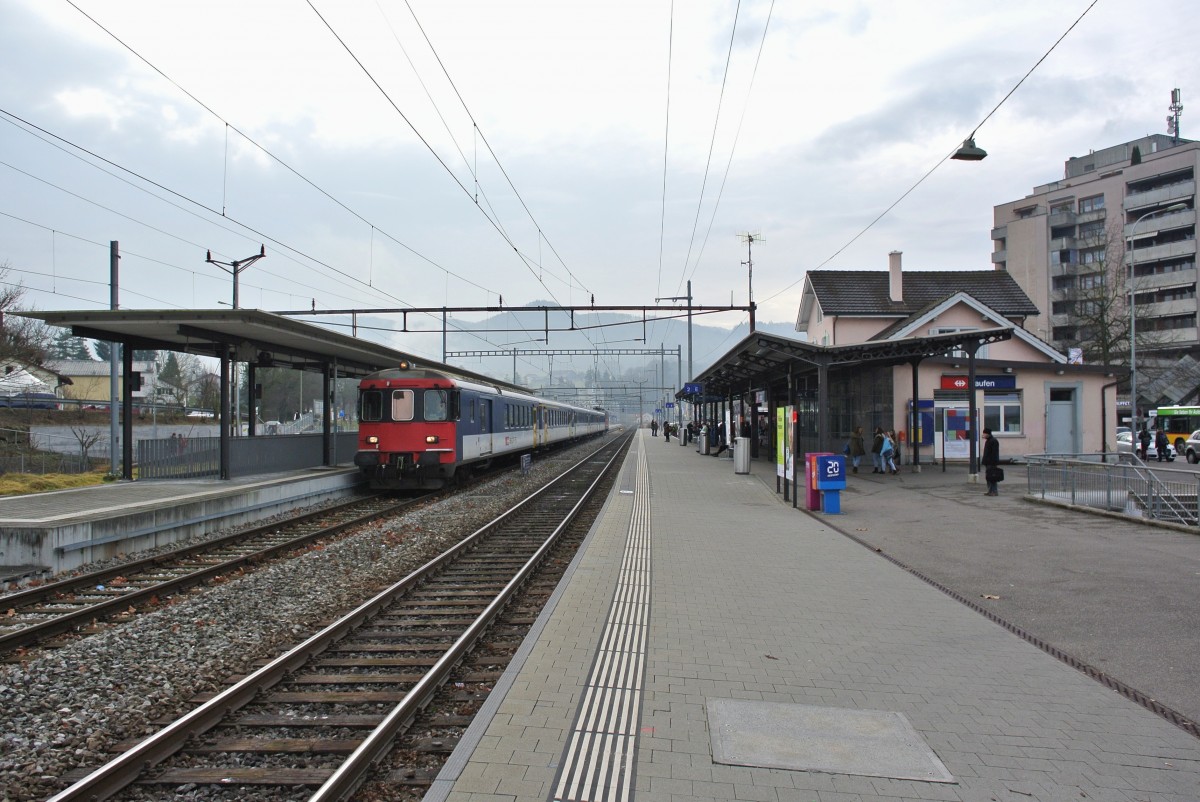 Nachdem der EWI/II KlB Pendel die Soldaten von Basel nach Bure gebracht hat, verkehrt er nun als Leermaterialzug wieder zurck nach Basel. Im Bild wartet der Pendel mit dem BDt EWII 50 85 82-33 933-1 in Laufen auf einen Gegenzug, 13.01.2014.