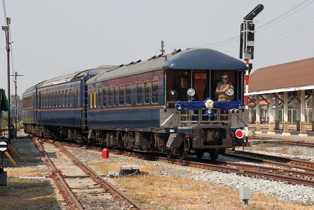 Nachdem die Fahrgäste des  The Blue Jasmine  Special Privat 951 (Hua Lamphong - Nakhon Sawan) am 22.Februar 2026 die historischen Stätten besichtigt haben wird der Zug mit dem บจพ.ป.2 (บจพ.ป.=ARS./Air-Conditioned Reserved Saloon, Kinki Sharyo - Japan, Baujahr 1969) als letztes Fahrzeug an den Bahnsteig der Ayutthaya Station geschoben.