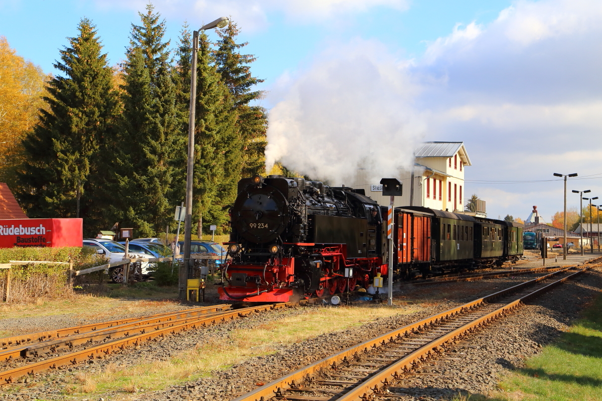 Nachdem die Fotografen Stellung bezogen haben, verläßt am 21.10.2018 nun auch 99 234 mit ihrem IG HSB-Sonder-PmG den Stieger Bahnhof, um durch die Wendeschleife zu fahren.