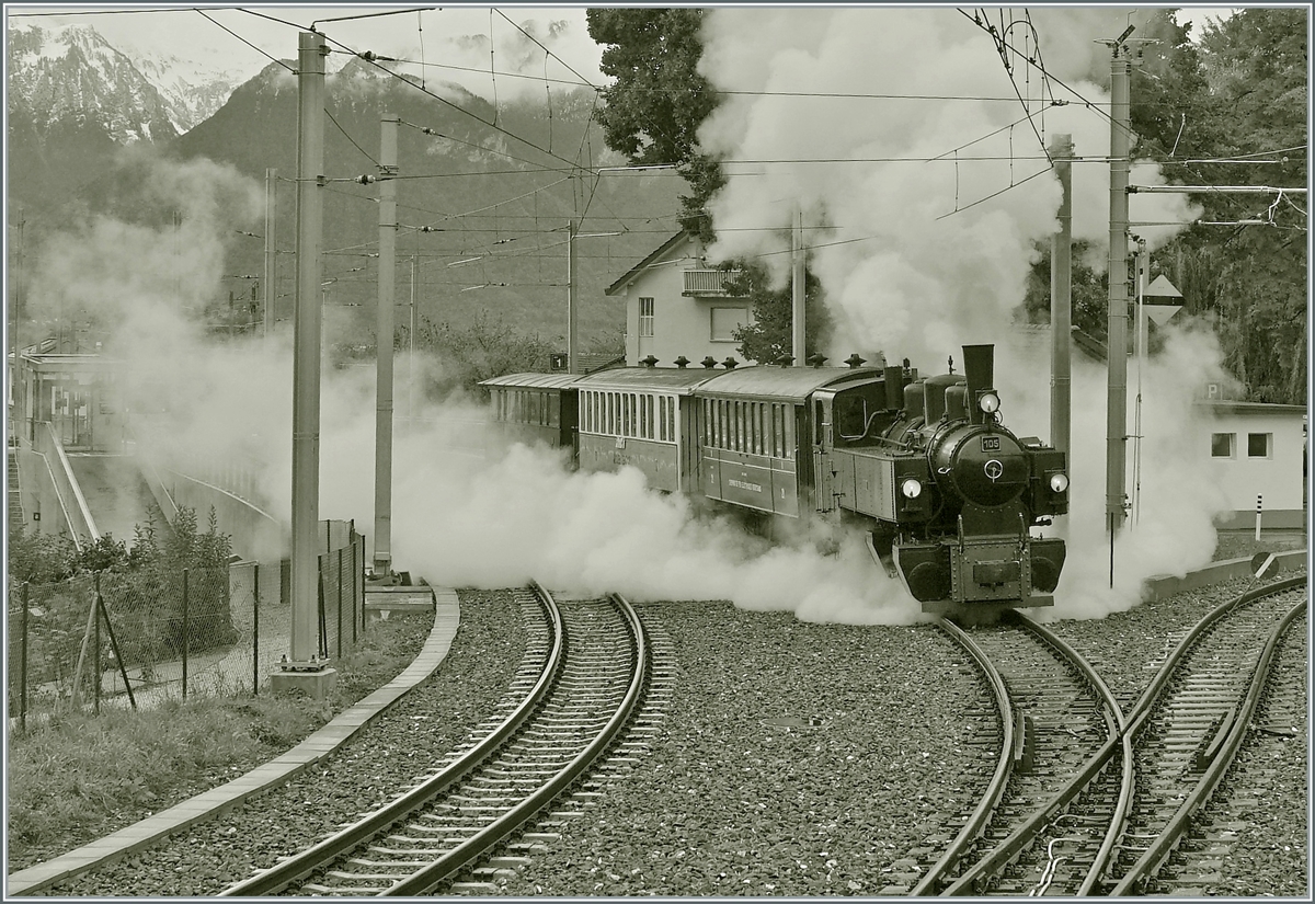 Nachdem der Gegenzug in St-Légier Gare eingetroffen ist, dampf die Blonay-Chamby G 2x 2/2 105 mit ihrem Extrazug von Vevey nach Chaulin in Richtung Blonay los.

27. September 2021