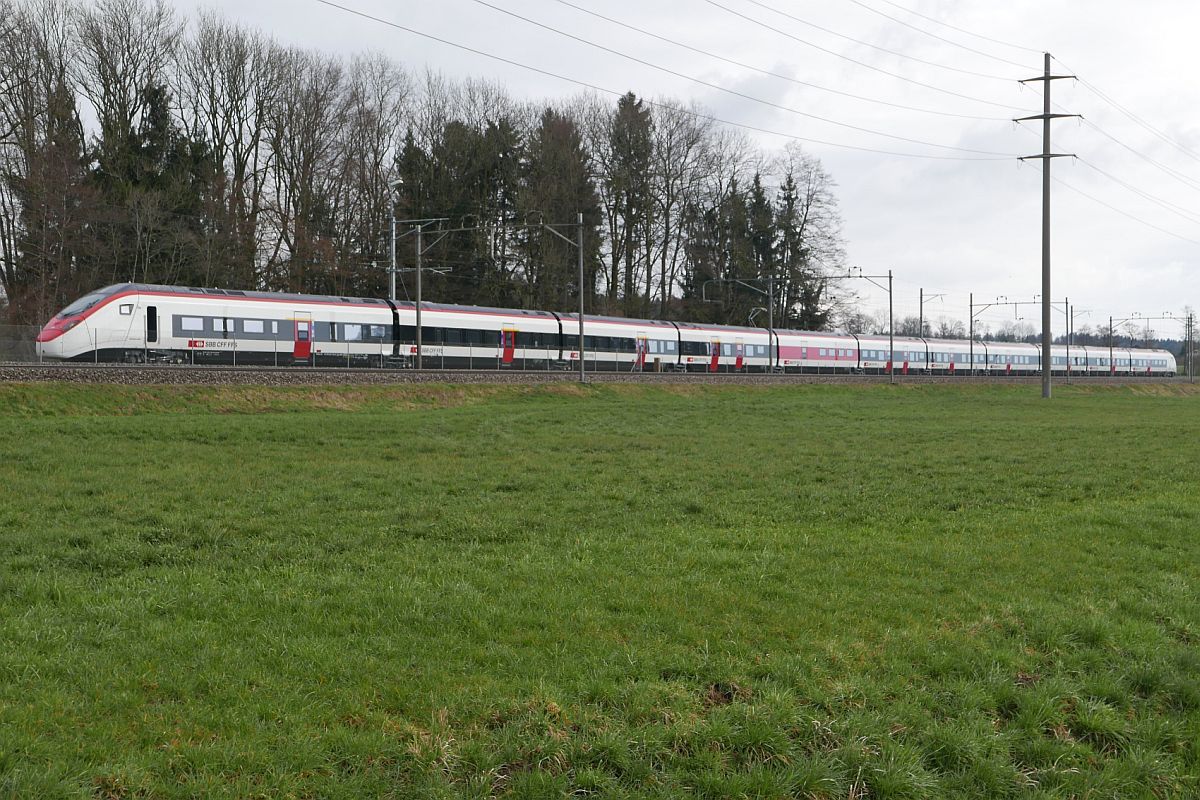 Nachdem der GIRUNO von der Eea 936 133 aus der Halle des Stadler-Werkes in Erlen gezogen und abgekuppelt wurde, fuhr RABe 501 005 einige Meter auf dem Werksgleis vor und wieder zurück, bevor er von der Eea am 29.03.2018 wieder in die Halle zurückgeschoben wurde.