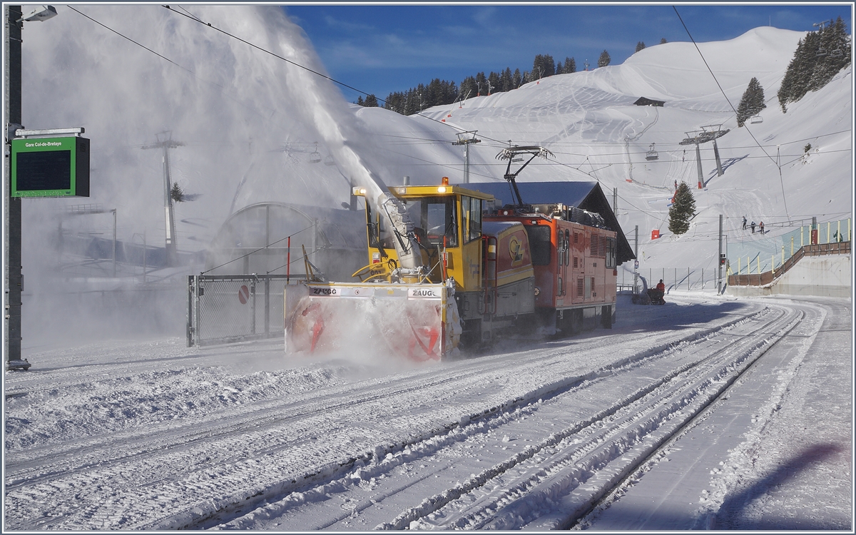 Nachdem das Gleis 1 vom Schnee befreit war, wurde die weisse Pracht auf Gleis 2 in hohem Bogen beiseite geschafft. Die TPC HGem 2/2 943 ist mit ihrer Schneefrässe auf dem Col de Bretaye bei der Arbeit. 

12. März 2019