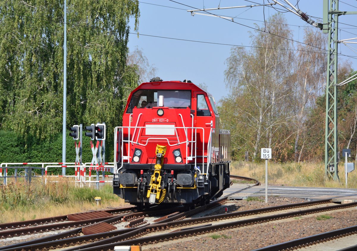 Nachdem Gleis 1 wieder frei war durfte auch 261 021-0 sich wieder auf den Weg nach Magdeburg machen. Hier kommt sie gerade aus dem Gewerbepark.

Rodleben 27.07.2018