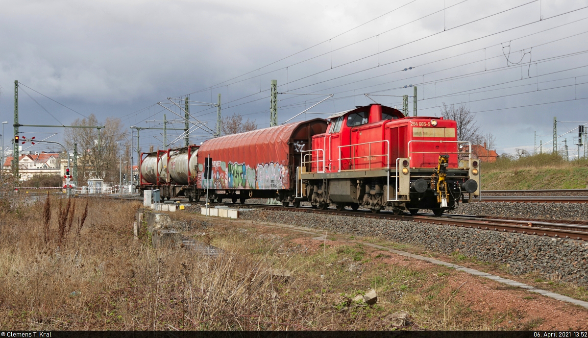 Nachdem die Gleissperre geöffnet und die Schranken gesenkt wurden, geht es für 294 665-5 mit zwei Güterwagen aus dem ABB Trafowerk Halle (Saale) zunächst rückwärts auf die Gütergleise in der Karl-von-Thielen-Straße.

🧰 DB Cargo
🕓 6.4.2021 | 13:52 Uhr