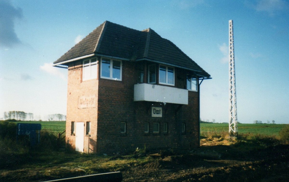 Nachdem großen Umbau 1998 an der Strecke Rostock-Stralsund verschwand auch das Stellwerk Vwt in Velgast an der Ausfahrt Rostock.Aufnahme im Oktober 1998. 