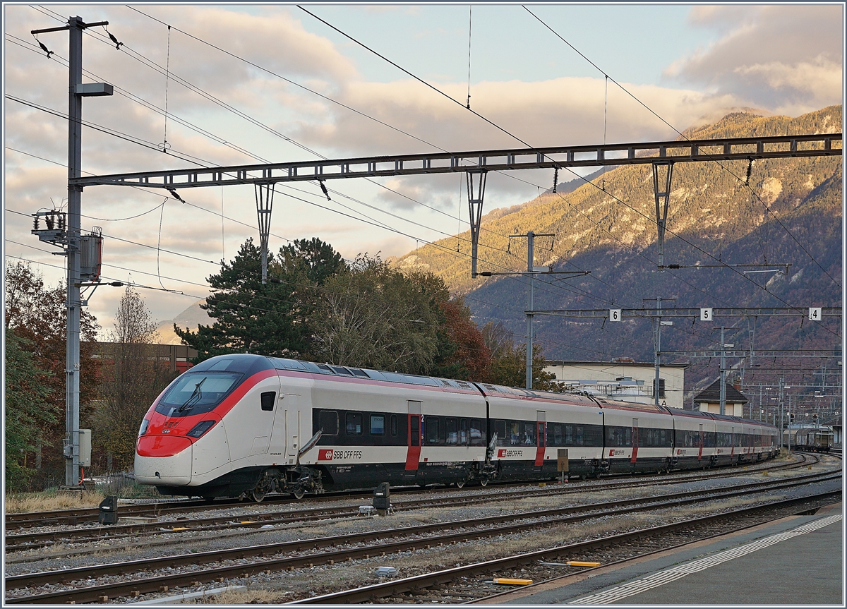Nachdem die Güterwagen weggestellt waren, konnte im letzen Licht doch noch der neuen SBB RABe 501 002 Giruno (UIC 93 85 0 501 002-6 CH-SBB) in seiner ganzen Pracht und fast seiner ganzen Länge in Martigny fotografiert werden.
30.11.2017