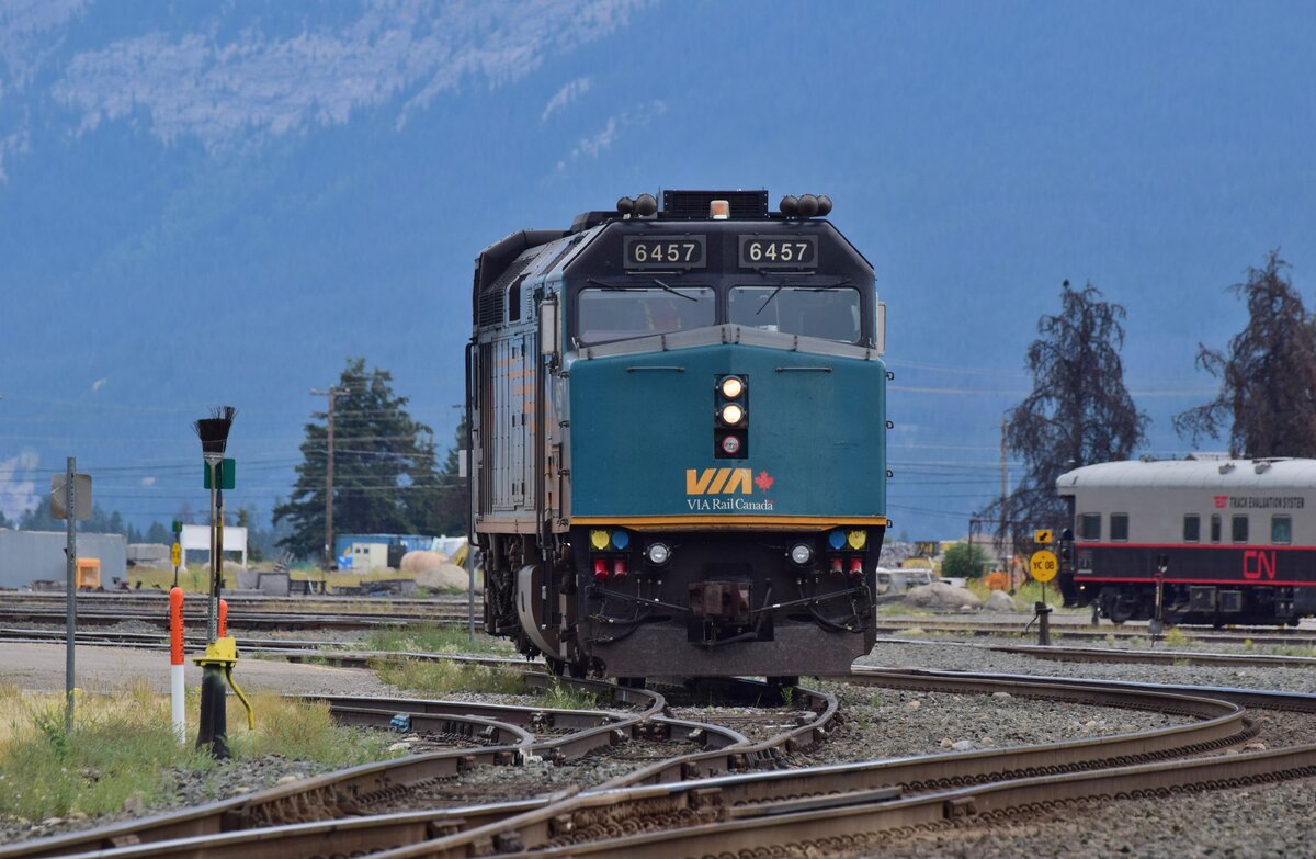 Nachdem der Güterzug vorbei war rangierte auch schon die Lok 6457 in Jasper. Die Lok wird gleich am Parkplatz mit der Lok 6441 getauscht.

Jasper 19.08.2022