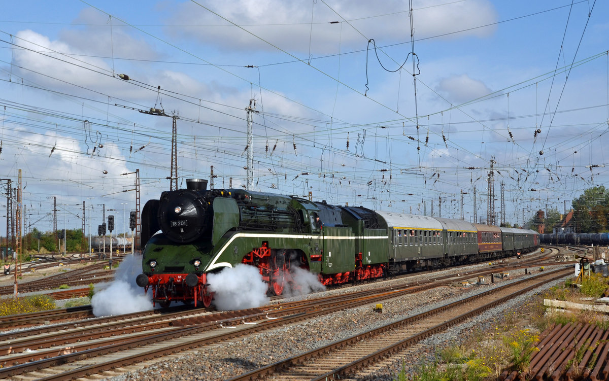 Nachdem der havarierte Wagen ans Zugende gestellt war konnte auch 18 201 mit ihrem Sonderzug nach Meiningen am 01.09.18 ihre Fahrt fortsetzen. Hier verlässt der grüne Renner Großkorbetha.