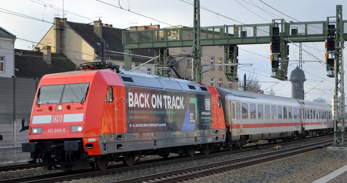 Nachdem der IC 141 aus Amsterdam mit der DB Fernverkehr AG [D]  101 068-5  (NVR-Nummer  91 80 6101 068-5 D-DB )  BACK ON TRACK!  seine Tour im Bahnhof Berlin Ostbahnhof pünktlich beendet hat geht es zum Zwischenhalt im Betriebswerk Berlin-Rummelsburg, hier im Bild zu sehen aus Richtung Berlin Ostkreuz kommend am S-Bhf. Berlin Rummelsburg, 19.01.20 