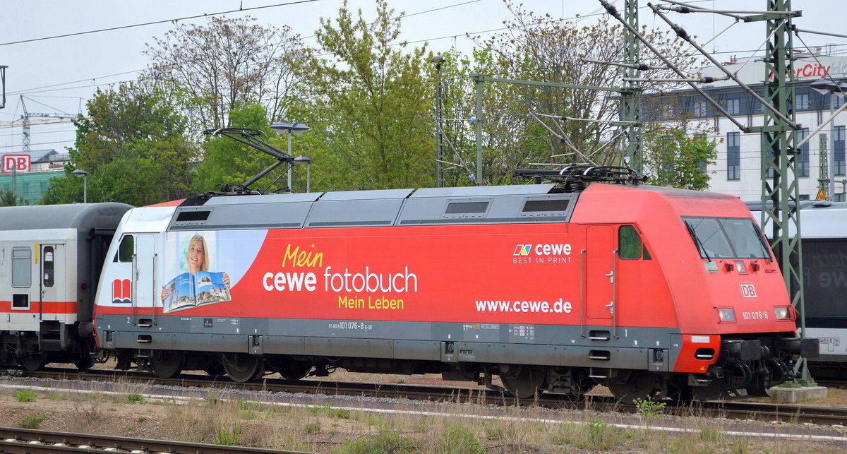 Nachdem die IC-Wagengarnitur mit der DB Fernverkehr AG [D]  101 076-8  NVR-Nummer: 91 80 6101 076-8 D-DB] Ganzreklame  Mein CEWE-Fotobuch  den halben Tag am Rande des Magdeburger Hbf. abgestellt war fuhr sie am Nachmittag dann als IC 2442 nach Köln Hbf. ab Magdeburg Hbf. ab, 29.04.19 
