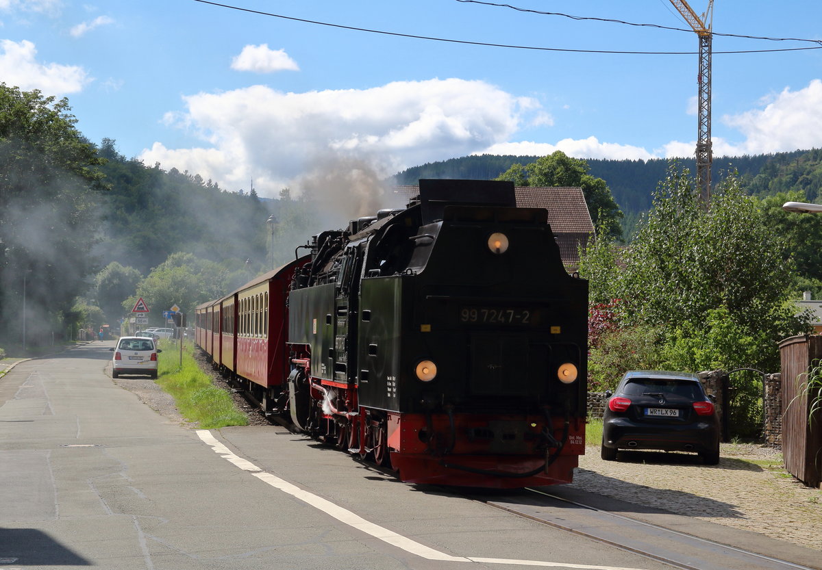 Nachdem ich 99 7247 bei der Einfahrt in Drei Annen Hohne fotogarfiert habe, machte ich mich mit dem Rad auf nach Wernigerode. Dort konnte ich den Zug bei der Ausfahrt aus dem Bahnhof Wernigerode Hasserode fotografieren, nicht das letzte mal... 

Wernigerode Hasserode, 06. August 2017
